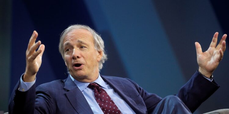 Ray Dalio dice que la Reserva Federal enfrenta un difícil acto de equilibrio