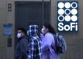Acciones que realizan los mayores movimientos al mediodía: SOFI, CAT, SIRI, BA