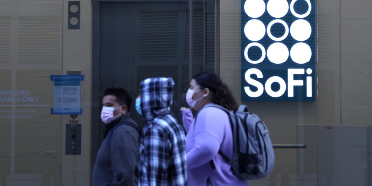 Acciones que realizan los mayores movimientos al mediodía: SOFI, CAT, SIRI, BA