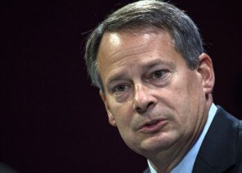 El director ejecutivo de Charles Schwab, Walt Bettinger, se jubilará a finales de 2024, Rick Wurster lo reemplazará