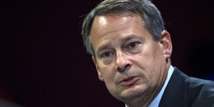 El director ejecutivo de Charles Schwab, Walt Bettinger, se jubilará a finales de 2024, Rick Wurster lo reemplazará