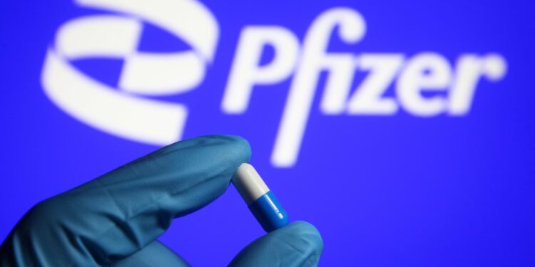 Acciones que realizan los mayores movimientos al mediodía: GNRC, AMZN, PFE