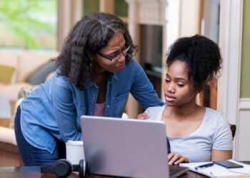 La implementación de FAFSA va por buen camino a pesar de los problemas, dice el Departamento de Educación