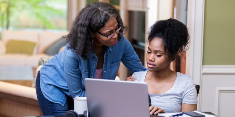 La implementación de FAFSA va por buen camino a pesar de los problemas, dice el Departamento de Educación