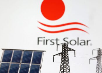 Acciones que realizan los mayores movimientos al mediodía: FSLR, TSLA, CVS, TD