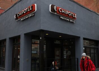 Acciones que realizan mayores movimientos fuera de horario: GOOGL, V, CMG, AMD