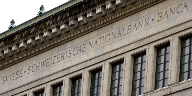 El banco central suizo recorta los tipos un cuarto de punto en el tercer recorte de este año