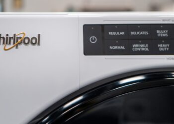 Acciones que realizan mayores movimientos al mediodía: TSLA, IBM, WHR, MOH