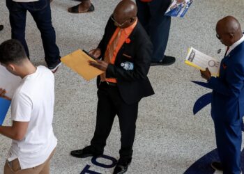 Las tasas de desempleo caen para los hombres negros e hispanos en septiembre