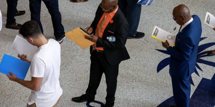 Las tasas de desempleo caen para los hombres negros e hispanos en septiembre