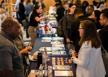 La creación de empleo aumentó con fuerza a medida que las nóminas aumentaron en 254.000