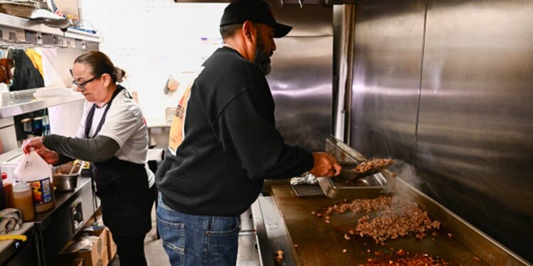 La producción económica de los latinos en EE.UU. crece a 3,6 billones de dólares, según un nuevo informe