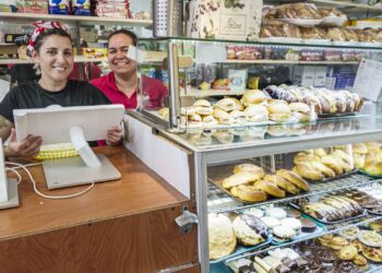 Las latinas contribuyeron con 1,3 billones de dólares a la economía estadounidense, según un nuevo informe. Ese número podría ser aún mayor.