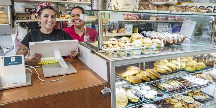 Las latinas contribuyeron con 1,3 billones de dólares a la economía estadounidense, según un nuevo informe. Ese número podría ser aún mayor.