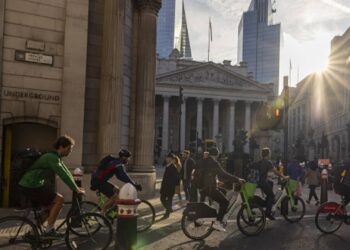 El Banco de Inglaterra presiona para hacer una pausa en los recortes de tasas y destaca el “enfoque gradual”