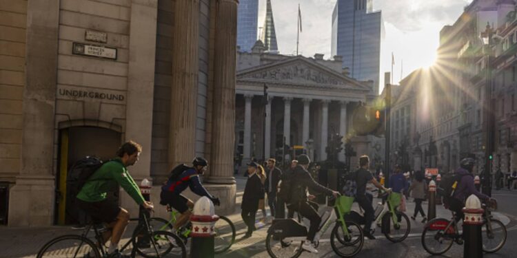 El Banco de Inglaterra presiona para hacer una pausa en los recortes de tasas y destaca el “enfoque gradual”