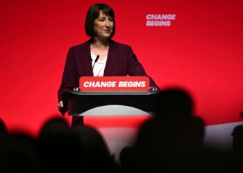 El ministro de Finanzas británico pide disciplina en el gasto pero no retorno a la austeridad