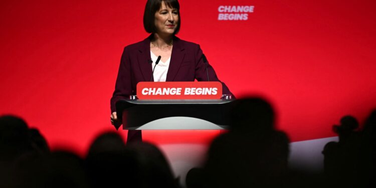 El ministro de Finanzas británico pide disciplina en el gasto pero no retorno a la austeridad