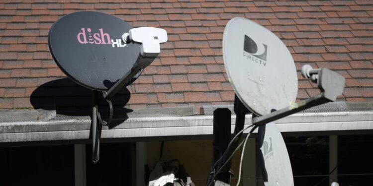 Acciones que realizan los mayores movimientos al mediodía: SATS, CVS, STLA