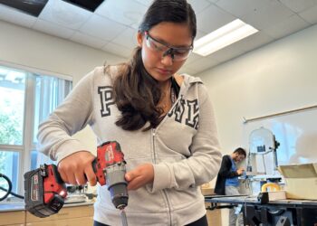 Los estudiantes que se dedican a oficios especializados encuentran empleos seguros y buenos salarios