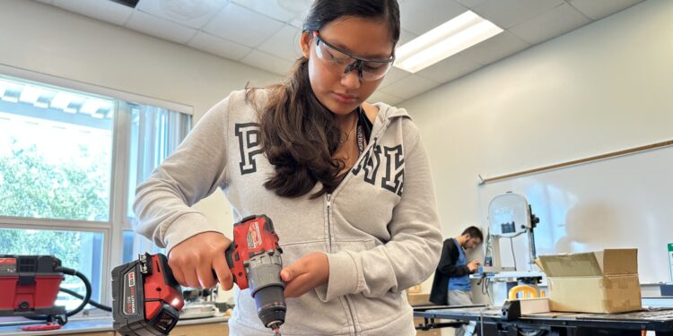 Los estudiantes que se dedican a oficios especializados encuentran empleos seguros y buenos salarios