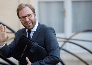 El presupuesto francés se centra en aumentos de impuestos mientras los analistas advierten sobre rebajas de calificación