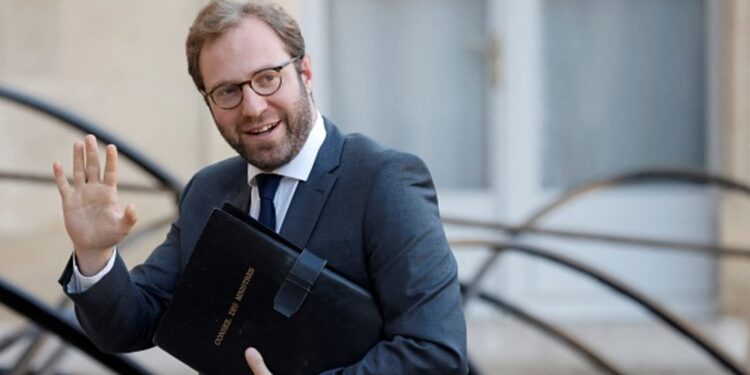 El presupuesto francés se centra en aumentos de impuestos mientras los analistas advierten sobre rebajas de calificación