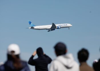 Acciones que realizan los mayores movimientos al mediodía: BA, UPS, CI, WRBY