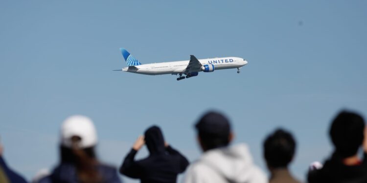 Acciones que realizan los mayores movimientos al mediodía: BA, UPS, CI, WRBY