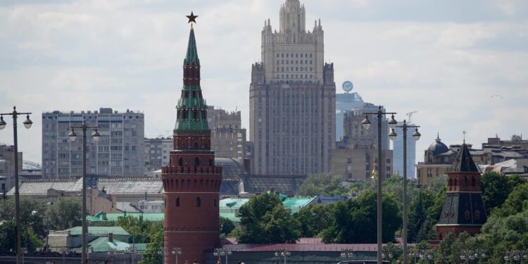 El banco central de Rusia eleva la tasa clave al 21% para frenar una inflación mayor a la prevista