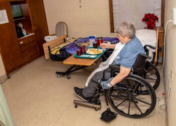 ¿Debería pagarse a un hijo adulto por cuidar a un padre anciano?