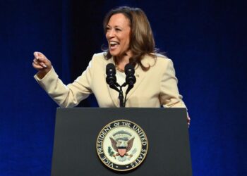 Harris crearía un nuevo beneficio de Medicare para cuidados a largo plazo