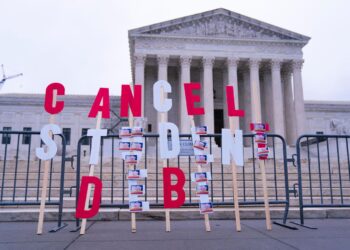 Los préstamos para estudiantes no ayudan a muchos prestatarios mayores