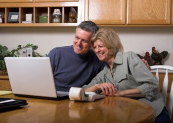 Cómo reducir los impuestos sobre las acciones del empleador en un plan 401(k)