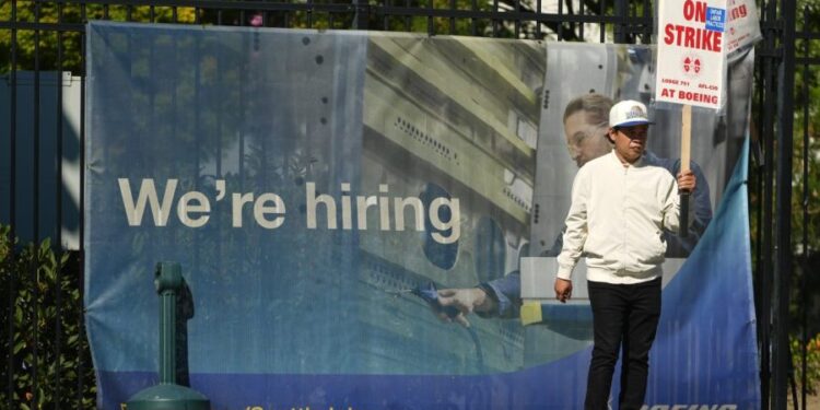 Boeing y el sindicato llegan a un acuerdo provisional para detener la huelga