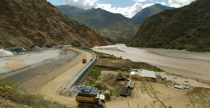 Presuntos mineros ilegales dinamitan torres de transmisión en mina La Poderosa de Perú