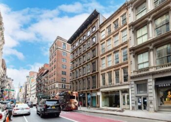 Avison Young comercializa propiedad en SoHo con la tienda insignia POP MART