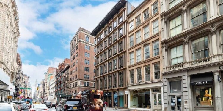Avison Young comercializa propiedad en SoHo con la tienda insignia POP MART