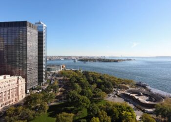 Bufete de abogados y organización sin fines de lucro firman contratos de arrendamiento en Battery Park Plaza