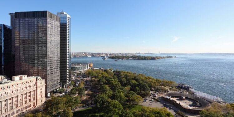 Bufete de abogados y organización sin fines de lucro firman contratos de arrendamiento en Battery Park Plaza