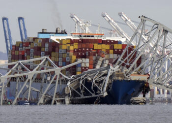 El Departamento de Justicia presenta una demanda de 100 millones de dólares contra el propietario del barco que se estrelló en el puente de Baltimore