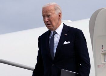 Biden: Los trabajadores portuarios en huelga deberían ver un ‘aumento significativo’ en los salarios