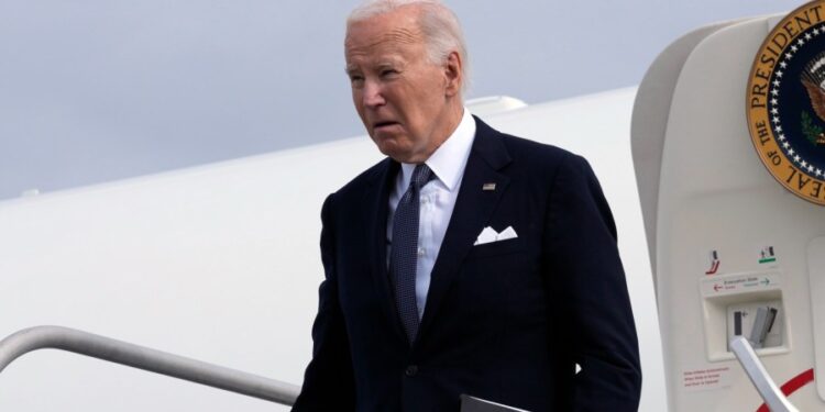 Biden: Los trabajadores portuarios en huelga deberían ver un ‘aumento significativo’ en los salarios