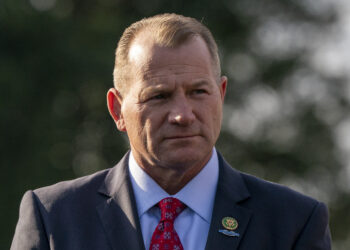 Ex asistente demanda al representante de Texas Troy Nehls, alegando que lo obligaron a renunciar porque es gay