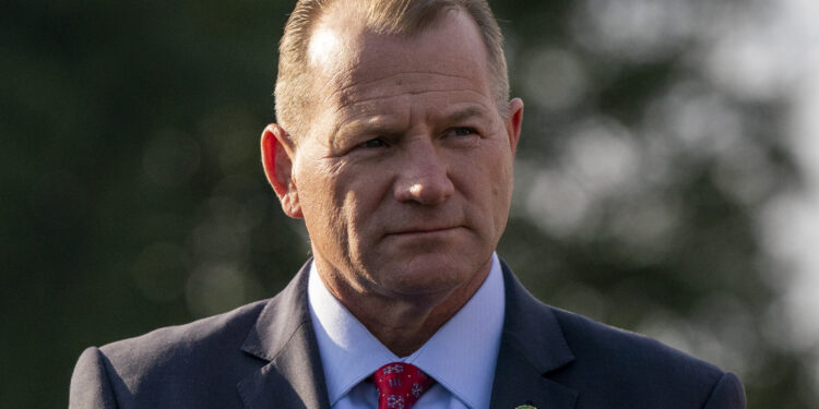Ex asistente demanda al representante de Texas Troy Nehls, alegando que lo obligaron a renunciar porque es gay