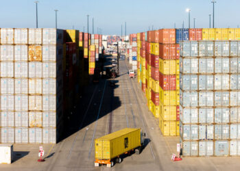 Miles de trabajadores portuarios de la costa este del Golfo se manifestaron en el piquete mientras vence la fecha límite del contrato
