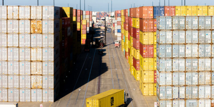 Miles de trabajadores portuarios de la costa este del Golfo se manifestaron en el piquete mientras vence la fecha límite del contrato