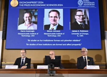 El Premio Nobel es para tres economistas que estudian la riqueza y la pobreza de las naciones: NPR