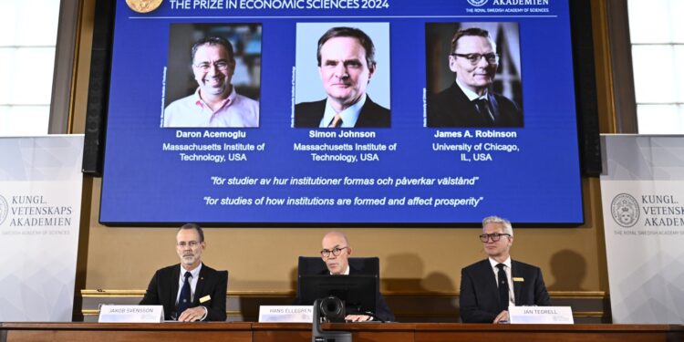 El Premio Nobel es para tres economistas que estudian la riqueza y la pobreza de las naciones: NPR