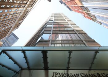 JP Morgan Chase demanda a clientes por estafa en cajeros automáticos por ‘fallo de dinero infinito’: NPR